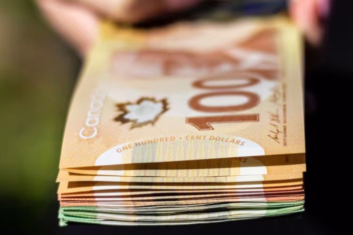 Canadians Hold $2B in Uncashed Federal Cheques